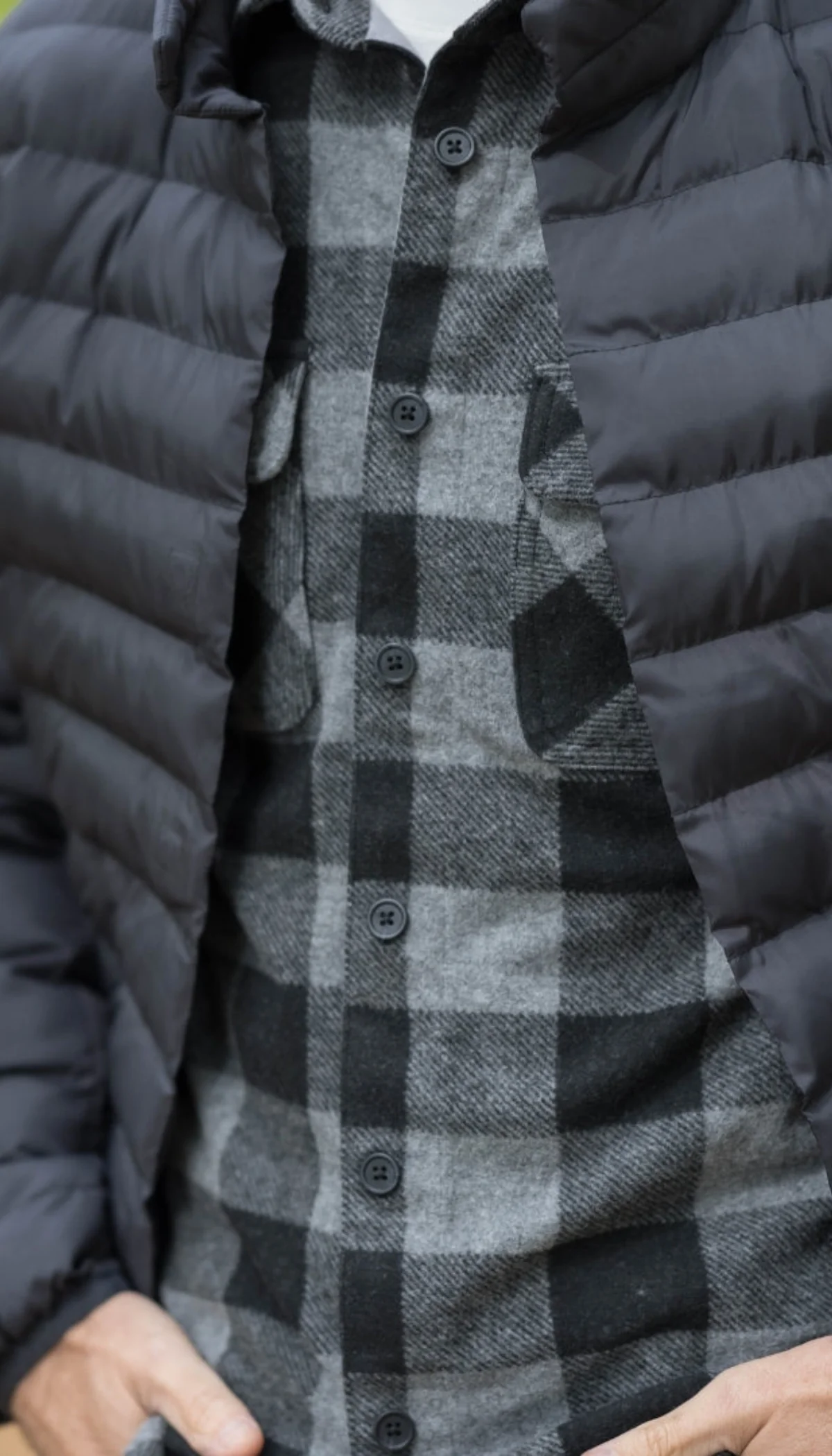 WEATHERPROOF X MAGNAREADY PUFFER JACKET WITH MAGNETIC BUTTONS IN BLACK - Image 4